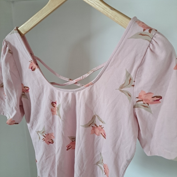 RW&CO | Pastel pink flower wide neck cross back women's short sleeve shirt - Picture 4 of 11